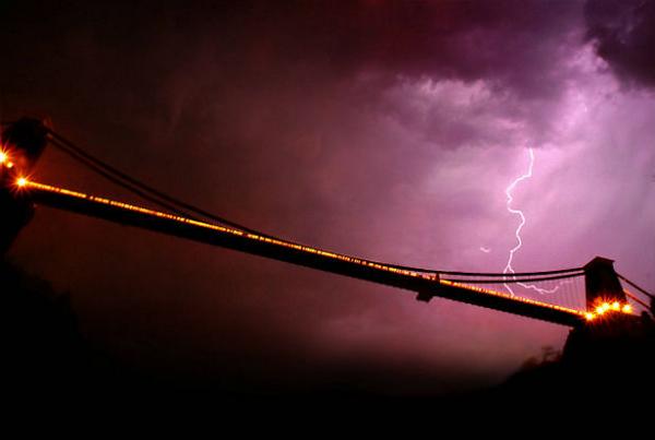 themilkthistle's tweet photo. We've seen some impressive pics of last night's storm but this one from @TPSpencer88 takes the biscuit! #bristol http://t.co/5gCf9fq0Wd”