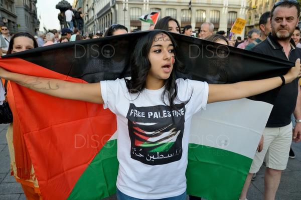 DisoImages's tweet photo. Manifestación solidaria con Palestina pide en Madrid el fin del genocidio en Gaza http://t.co/g6U7fwe2qK #17JSOSGaza http://t.co/7jF0QjFkiU
