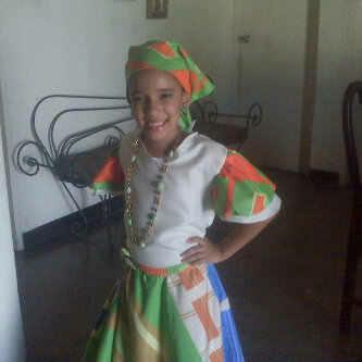 RivasLeslie's tweet photo. Mi flaca bella lista para su baile. Te reamo mi mi reinita http://t.co/5zKyvKrsbz