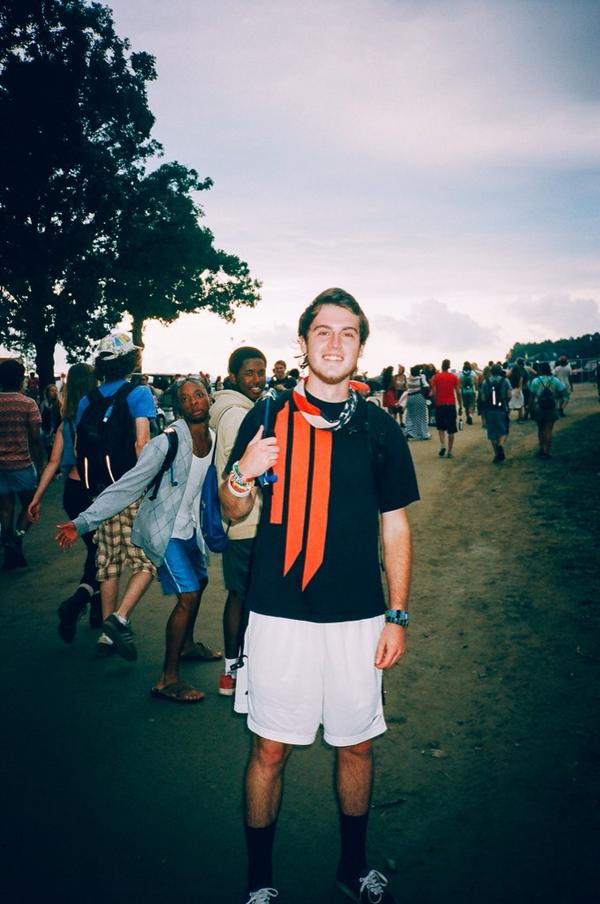 Skrillex's tweet photo. Cool dude, cooler #photobomb 😂😂😂 http://t.co/LA1zl2rDac