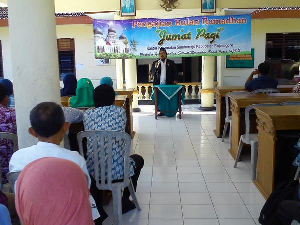 DKarangdowo's tweet photo. "@KSumberrejo: Pengajian bulan ramadhan tiap hari jum'at minggu ke 3. Oleh KH. Sahlan http://t.co/DW2ZsQRmyU"