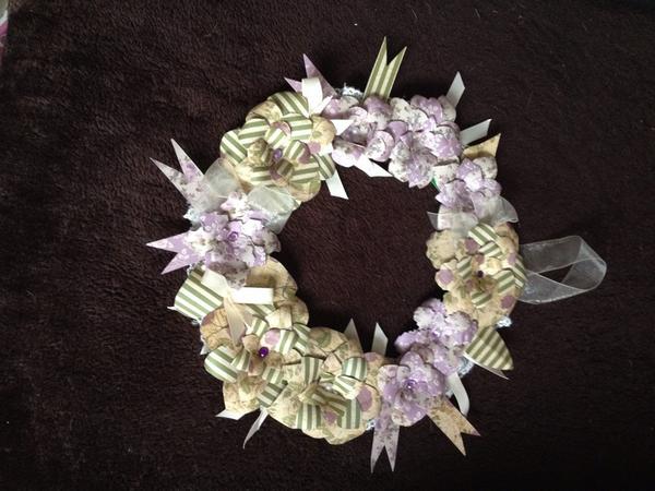 random_gifts's tweet image. #Win this 9inch #PaperCrafted wall hanging wreath. Made from lovely #Vintage style purple &amp;amp; green paper.