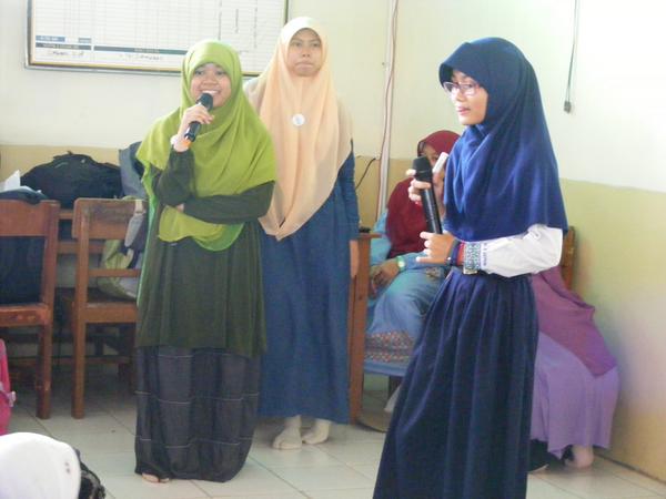 sedangkan siswa SMP 5 preparing tunaikan shalat jum'at, para siswi  mentoring asyik brg kakak kakak :) #sanlat5seru