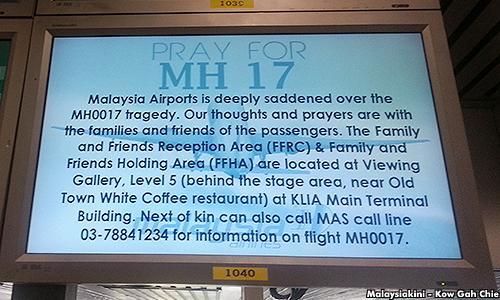 PrayForMH17's tweet image. Tribute to those on board #MH17 seen on the electronic billboard at KLIA. #PrayForMH17