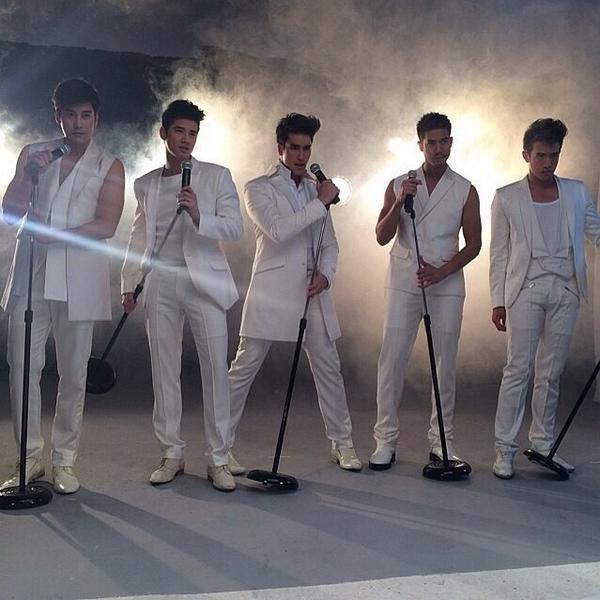 "Give me 5 : concert rate A"
คอนเสิร์ตที่จะทำให้ทุกคนได้ฟิน อิน และรักพวกเขามากขึ้น!! 
#giveme5concert