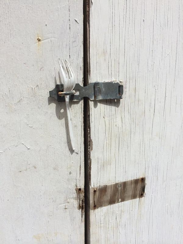 Mamado404's tweet photo. Security at its finest. #lol #funny #jokes http://t.co/RRXl7eDsSR