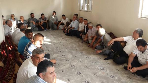 Abdulkerim_Gok's tweet photo. Suruç Fırathan, Altın ve Çağlayan Ailesinin taziye ziyaretindeyiz.Rabbim rahmet etsin. http://t.co/6NsZ9hUtBu
