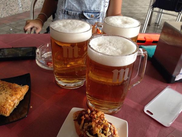 Natalia__HM's tweet photo. La segunda, y cada vez son las jarras mas grandes... @__Miriam_ @raquelgachi http://t.co/DsO7yUA2pe