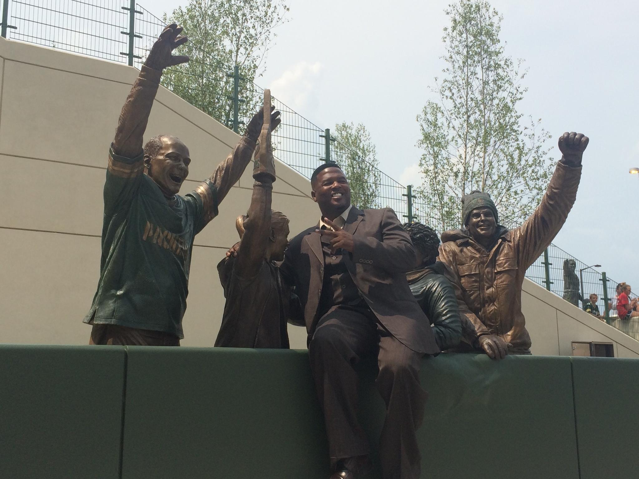 Packers unveil statue outside stadium commemorating 'Lambeau Leap' (Photo)