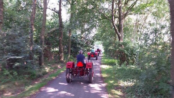 Veel oldtimers onderweg naar het terrein, hier de trekkers van <a href="/Trekkerrit/">TrekkerritTwente</a>. Alles te zien dit weekend in Tilligte.