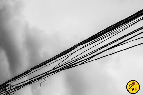 vivafavela's tweet photo. Não é que os emaranhados de fios das favelas ficaram bem na foto? Imagens de Vitor Madeira http://t.co/4Kg46w5wX3 http://t.co/QpmfT900Wz