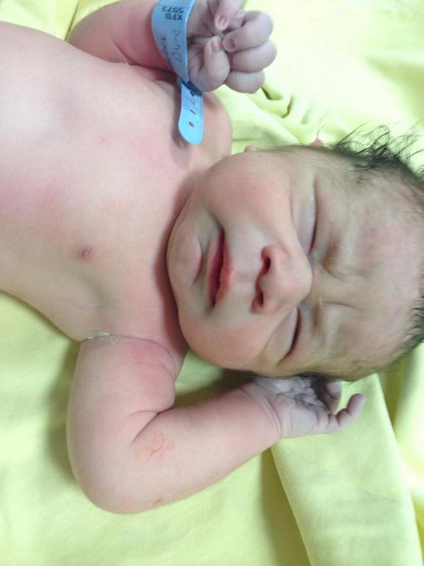 Dostlarım Umut ve Sadiye Dura çiftinin beklenen yakışıklısı dünyaya geldi. Allah analı babalı büyütsün