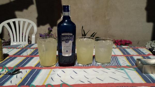 aitorbaeza1's tweet photo. Elegante cena en mi patio con @Josmi96ndo ,@AlvarSann ,@Yusta_ndo !!
Los cubatas no faltaaan!! http://t.co/5xAl9P498L