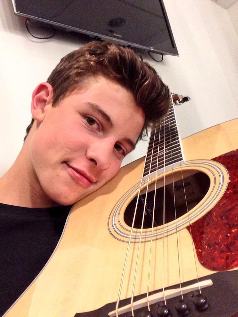 Resultado de imagen para SHAWN MENDES GUITAR