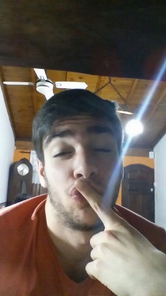 coniconiglio's tweet photo. Lo que una encuentra en su celular dsps de ir en contra mano por maipu. Te amo idiotaaaa @NicoCanee http://t.co/oFSspjcOO6