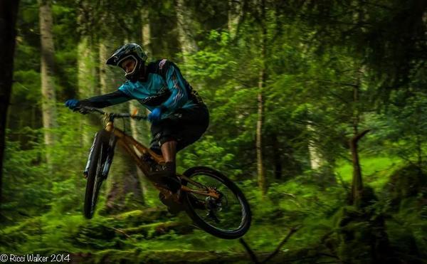 RwSnaps's tweet photo. Previous shoot with @adamwalters5 old school downhill track http://t.co/5fIsVYyigV