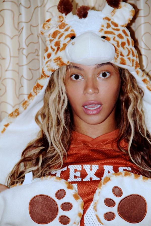 LonghornBand's tweet photo. #wcw - UT and LHB love you! @yns1118 @Beyonce #QueenB2UT http://t.co/7vBDdmIpgX