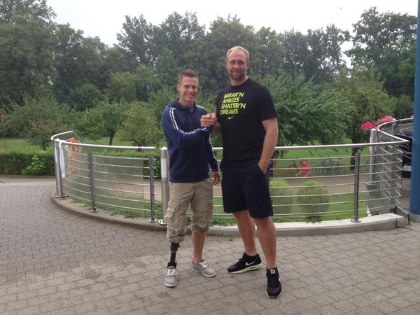 DerHarting's tweet photo. Morgen im MoMa Markus #Rehm! Er erklärt dem SID das Wort "vorschlagen".Danach evtl Gast auf meiner Pressekonferenz! http://t.co/hCxCLUqjj0