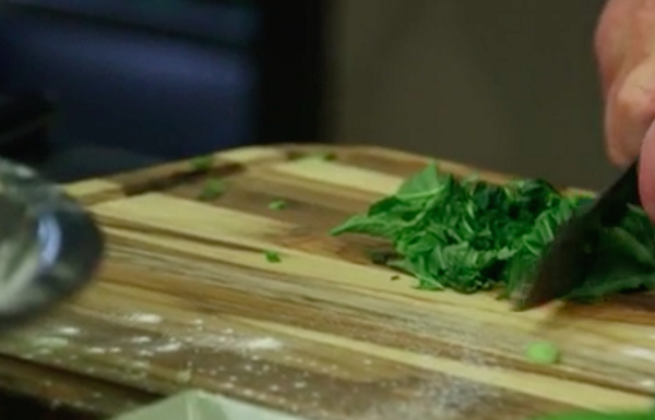 batalibymadeira's tweet photo. @Mariobatali chopping away on his own Carving Board on #BataliCooks4
http://t.co/VK4Ap3BsSu
#HeyMB http://t.co/r5Mu6Y0VzL