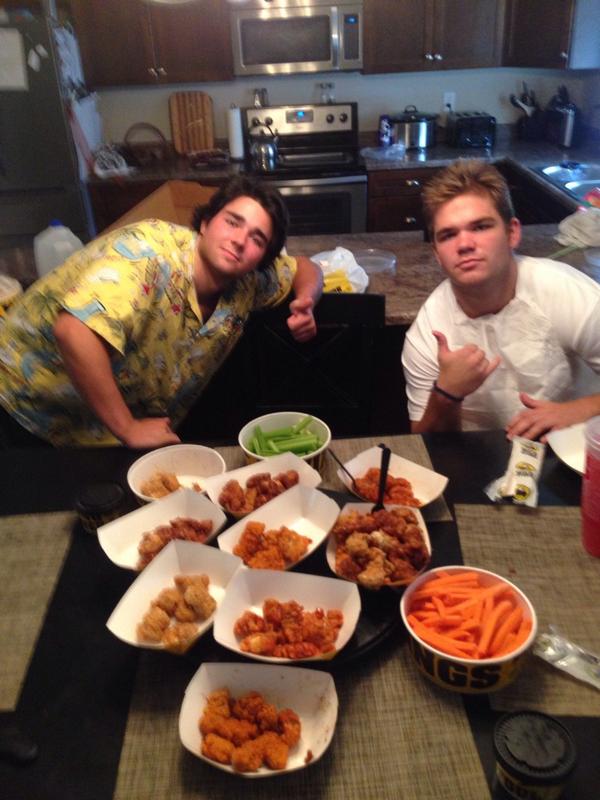 draper_11's tweet photo. 80 wing challenge #wishusluck http://t.co/89i7Si9gM4