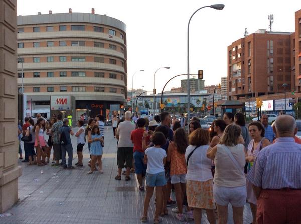 teleprensamlg's tweet photo. Cientos de malagueños siguen esperando para entrar en el Metro de Málaga. Estación El Perchel .@metroMalaga .@malaga http://t.co/FNGifUGe6w