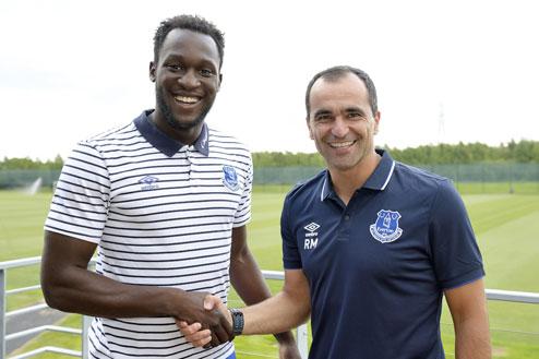 Lukaku poses with Everton manager Roberto Martinez [via @evertonfc]