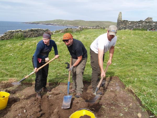 ProfoundWords's tweet photo. @UofSC Anthropology students hard at work on archaeology excavations in Galway, Ireland! #gogamecocks http://t.co/vFLSFyQACU
