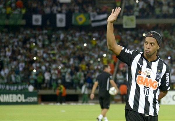 thefoodlima's tweet photo. #Ronaldinho descarta la retirada y decidirá su futuro la semana que viene http://t.co/oCZnZsjP8B http://t.co/vq3ubqJYJB