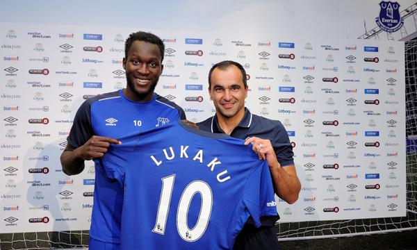 Lukaku poses with his Everton kit [via @evertonfc]