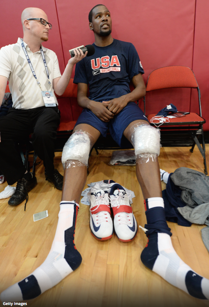 G_Echeva's tweet photo. "@D_MenaG: ¿Donde vas tú sin pies @KDTrey5? http://t.co/eaNNd5fELb" buenos palos de hockey