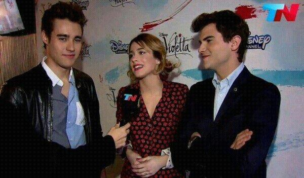 amooJorgeBlanco's tweet photo. En la presentación,con motivo del estreno de #Violetta3 👏💜😁🍃🎊 http://t.co/gBNropOVvD