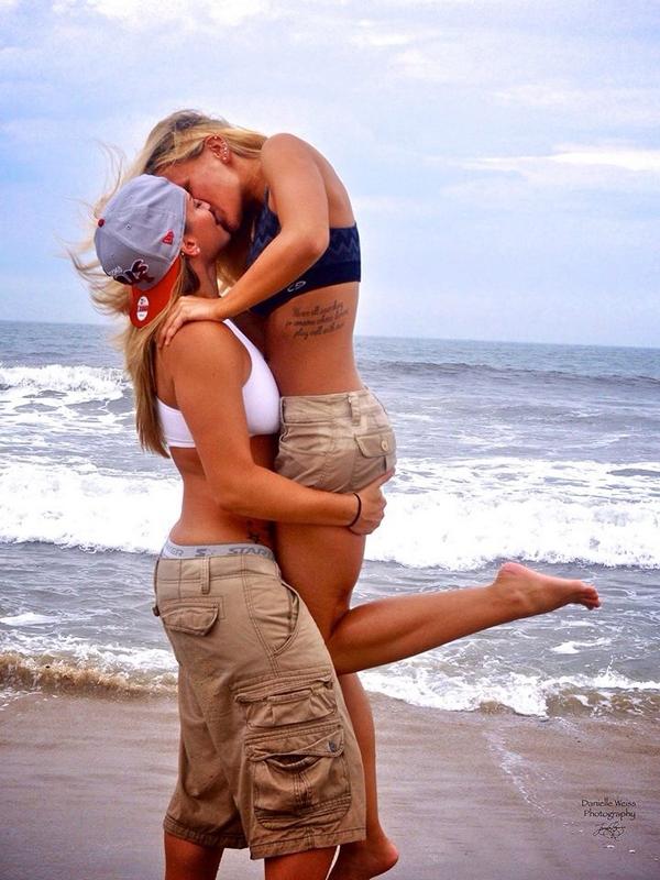 девка с дядькой. поцелуй девушек. соблазнение подростка. старик с молодой девочкой. поцелуй двух женщин.