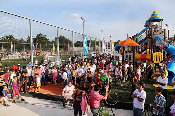 VivaNicaragua13's tweet photo. En fotos: Inauguran Complejo Deportivo Héroes y Mártires de Batahola, el cual, es también #ParqueWIFI! http://t.co/2y9LJFUYfp