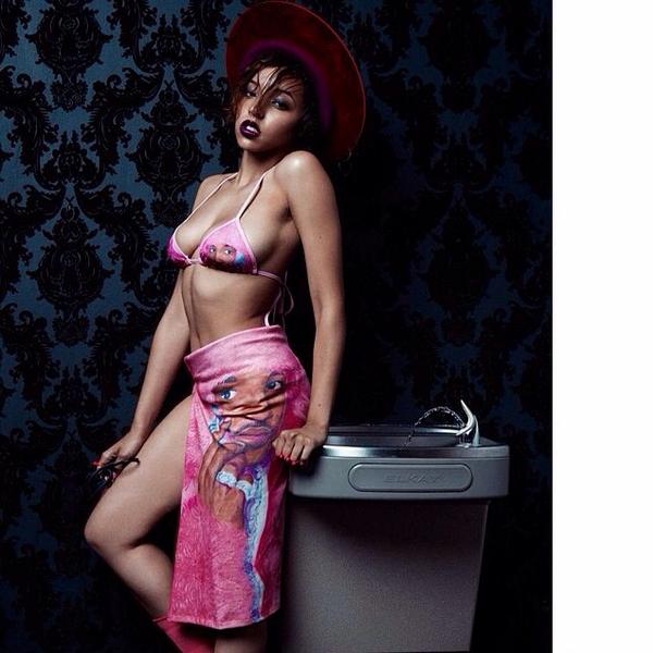 iLLyvDomDom's tweet image. #RareVision RT“@Tinashe: Photo via @kodemag #3 #thirsty Instagram.com/p/rGA0JfCRbM/ http://t.co/1nxYAsjd6F”