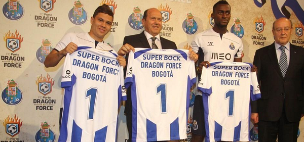FCPorto_1893's tweet photo. Juan Quintero (@juanferquinte10) y Jackson Martínez presentes en la apertura de la escuela "Dragon Force" en Bogotá. http://t.co/3qIdaLP8Ja
