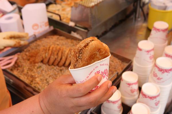Kor_Visitkorea's tweet photo. 아침 든든히 드셨나요? 아침을 거른 트윗지기는 출근과 동시에 배가 출출~ 그런 의미에서 맛있는 사진 하나 투척합니다. 사계절 내내 침샘을 자극하는 부산의 명물 #씨앗호떡!
#하나만_먹어도_든든 http://t.co/CPBNZLaTLY