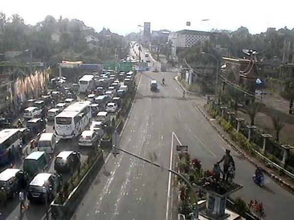 NTMCLantasPolri's tweet photo. 08.16 WIB arus lalin di Gadog saat ini masih padat. http://t.co/JJsiY7YACo