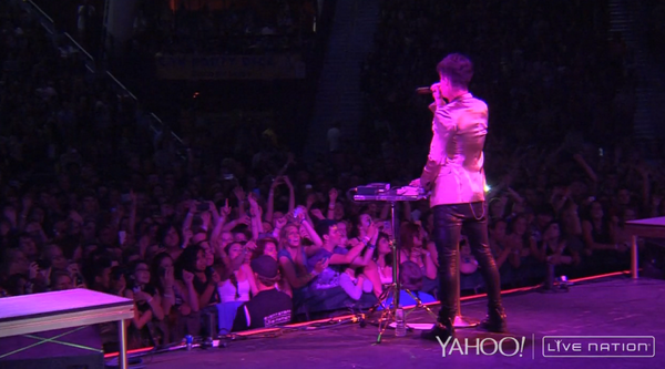 YahooMusic's tweet photo. .@PanicAtTheDisco #TheOnlyDifference #YahooLive Watch Now: http://t.co/0O7E8bHttL http://t.co/DofZT8mwB3