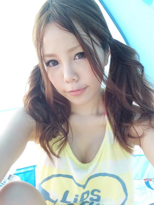 山岸リサ そーいえば 今年はバブルフラップのビーサンgetしたよ ๑ ๑ 可愛いのがあり過ぎて迷ってたんだけど定番のhotpinkにしました 可愛すぎる でもって明日から8月 夏の半分がもう終わるとゆう非常事態 Http T Co Fgikcpicek