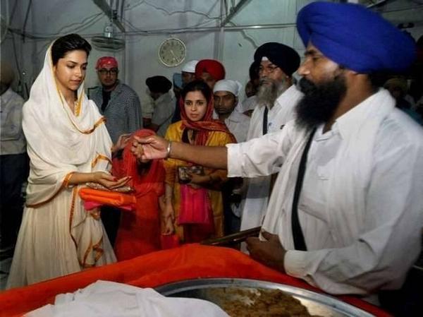 TeamTFW's tweet photo. #RanbirKapoor and .@deepikapadukone at @GoldenTemple for their upcoming film #Tamasha http://t.co/HYyRyZqmF7