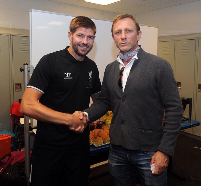 Celebrity Styrke forklædning James Bond actor Daniel Craig visits Liverpool dressing room - Sports Mole