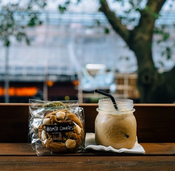 elephantgrounds's tweet photo. French Vanilla and homie cookies!#elephantgrounds #coffeelover #homiecookies #hongkong #woawstore #yumyum #Delicious http://t.co/PnYuTVIZ3V
