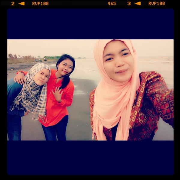 trimulya12's tweet photo. we'll be missing you a lot my little gorgeohs#amy#kiss kiss hug#moment#friends#hello bech. http://t.co/y2zlgDbjKb