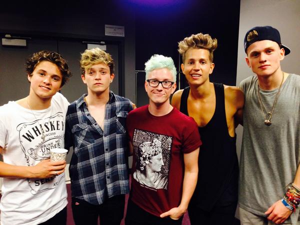tyleroakley's tweet image. Chilling with the men of @TheVampsBand backstage. Always great to see them, quality talented guys.