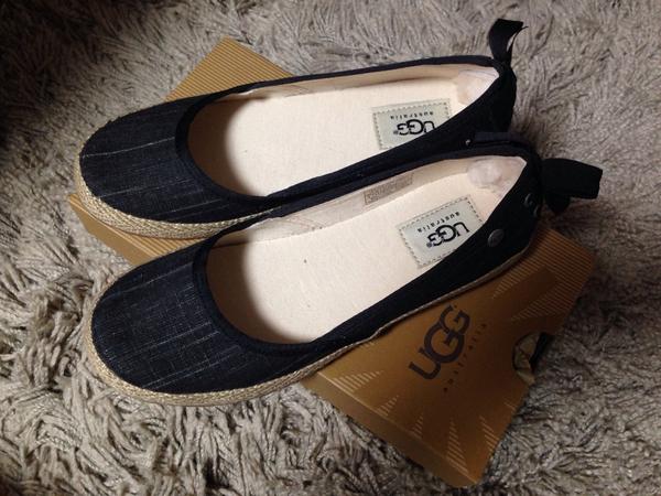 tomocop710's tweet photo. 오빠가 줬던 생일 선물^^신발^^여름인데UGG^^ http://t.co/iOsXrgLayo