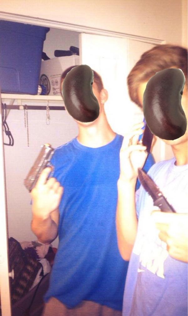 Lima_Bean_Smith's tweet photo. #teamfsu #jumpingbeangang #turnup #teambadass #rideordie #myboi @tRYANa_turnup 🔫🔪 http://t.co/O1jEwVFrsT