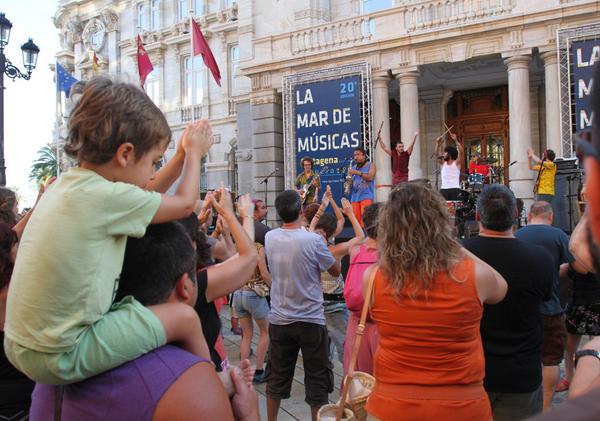 Los colombianos <a href="/LACHIVAGANTIVA/">LA CHIVA GANTIVA</a> pusieron a la plaza del Ayuntamiento de #Cartagena a bailar