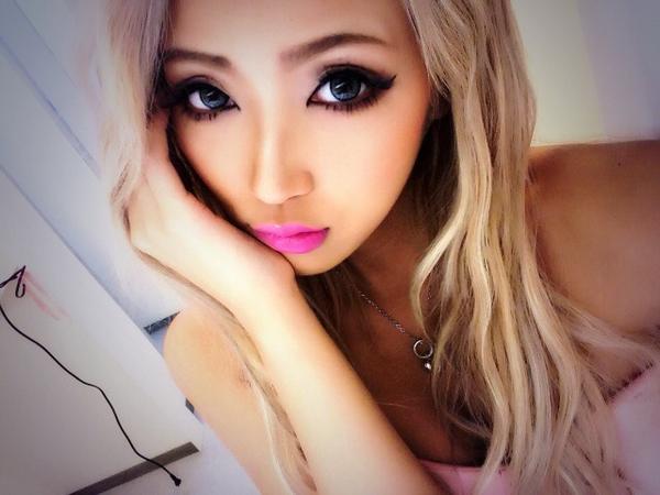 まにゃ 今日の撮影わ外人風 濃いめメイクちゃん おめめ真っ黒 W Http T Co 4wlos4lpen