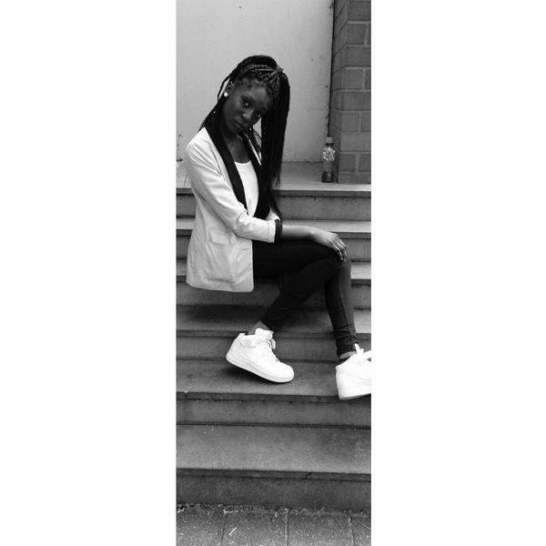 _whitneyx's tweet photo. Trying to pose 👅 http://t.co/CYEpjSfn1W