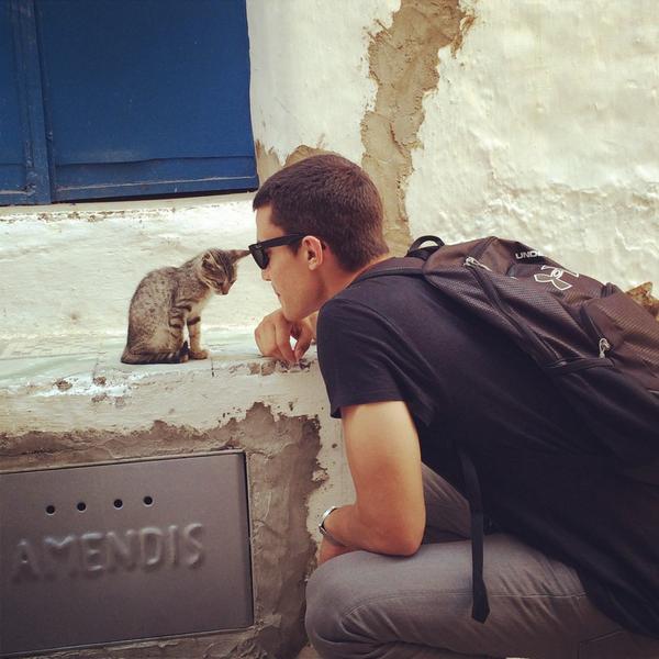 alexgonzalezact's tweet photo. Empiezo el jueves haciendo amigos. 
Feliz dia! http://t.co/eTc6hmPv89